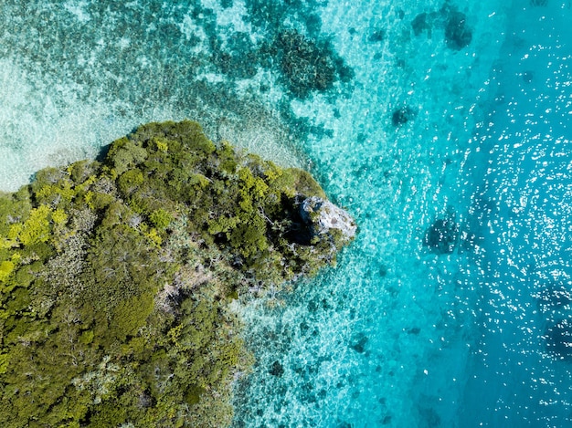 Vista del mar desde tierra desde un ángulo alto