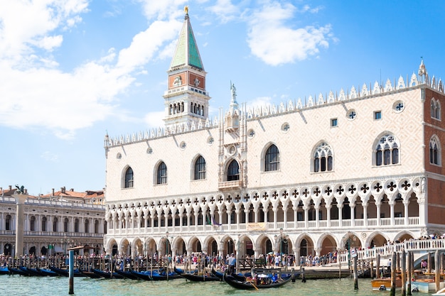 Vista desde el mar del tráfico turístico en la zona de San Marco, el corazón de la ciudad, durante un día soleado