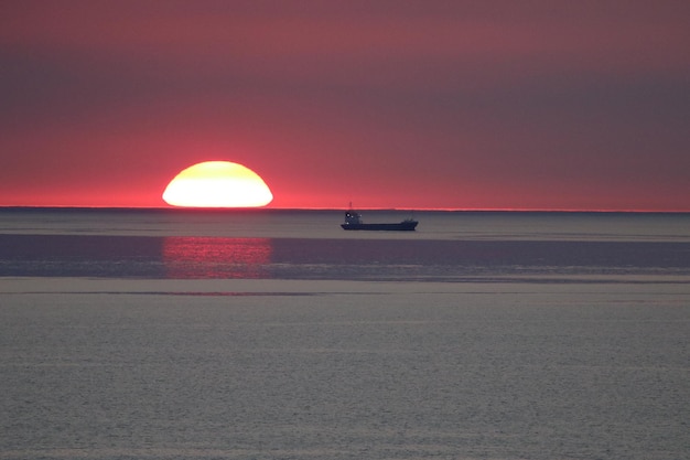 Foto vista del mar tranquilo al atardecer