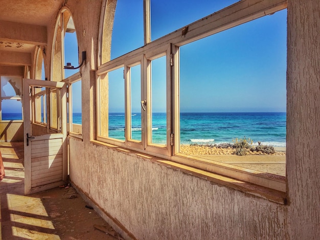 Vista del mar tranquilo contra el cielo azul