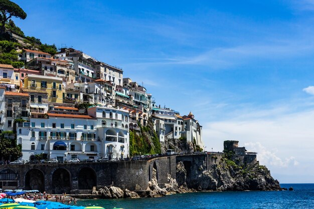 Vista del mar tranquilo contra el cielo azul