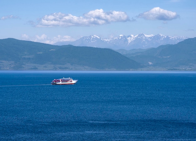 Vista del mar desde el transbordador y las montañas de Parnassos del balneario griego de la isla de Evia