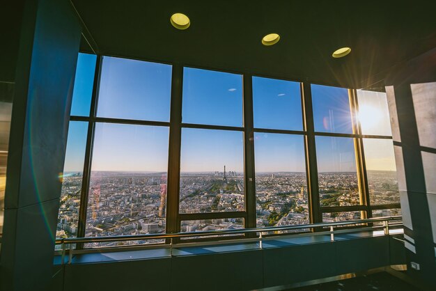 Foto vista del mar a través de una ventana de vidrio