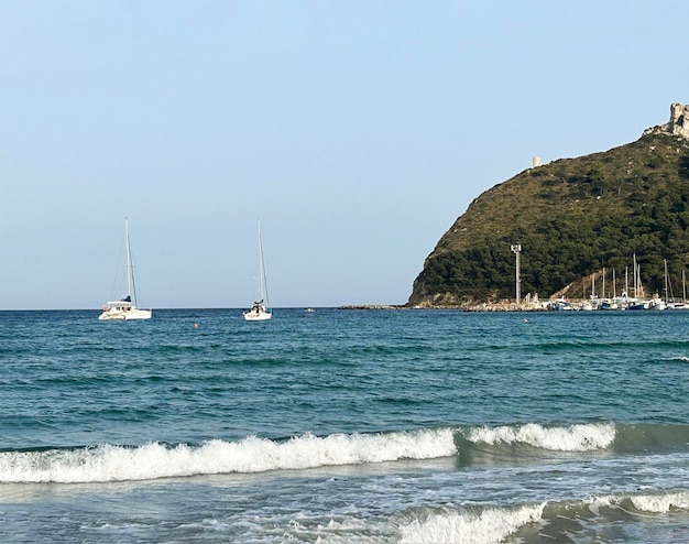 Vista del mar y yates en el día de verano Cagliari Cerdeña Italia