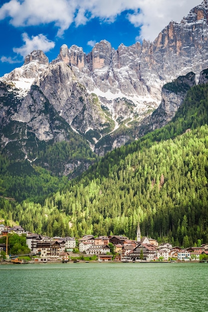 Vista maravilhosa da pequena cidade à beira do lago nas Dolomitas