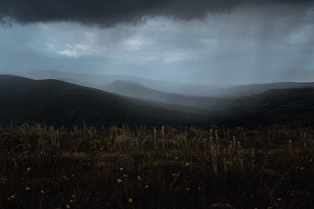 Vista maravilhosa das nuvens de chuva sobre as montanhas