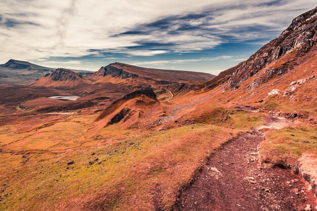 Vista maravilhosa de Quiraing para vale na Escócia Reino Unido