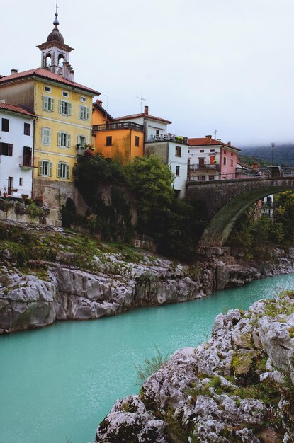 Vista maravilhosa do belo rio Soča com água verde deslumbrante contra a ponte. Eslovênia