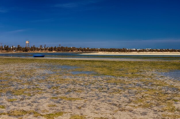 vista maravilhosa dos barcos na baía na maré baixa na praia do mar mediterrâneo