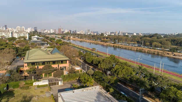 Vista de Marginal Pinheiros con el río Pinheiros y edificios modernos en Sao Paulo Brasil