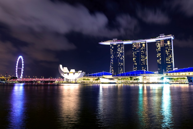 Una vista de Marina Bay, Singapur, en la noche en Asia