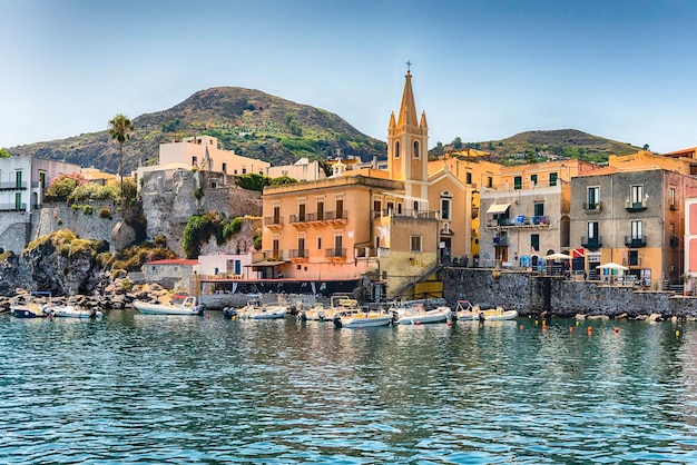 Vista de Marina Corta, puerto más pequeño en la ciudad principal de Lipari, la más grande de las Islas Eolias, Italia