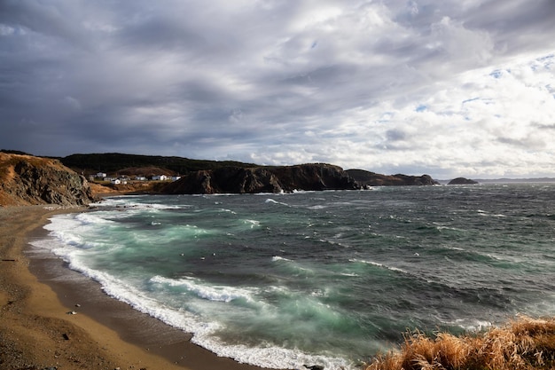 Vista marinha de um oceano furioso na costa atlântica durante um dia tempestuoso e ventoso