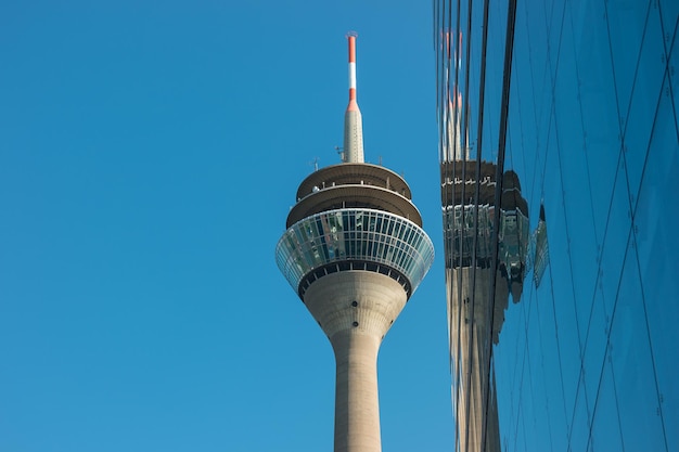 Vista más cercana desde el rhinetower en Dusseldorf