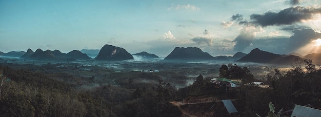 Vista matinal da paisagem montanhosa com neblina no fundo do céu e nuvens na província de Phatthalung, sul da Tailândia