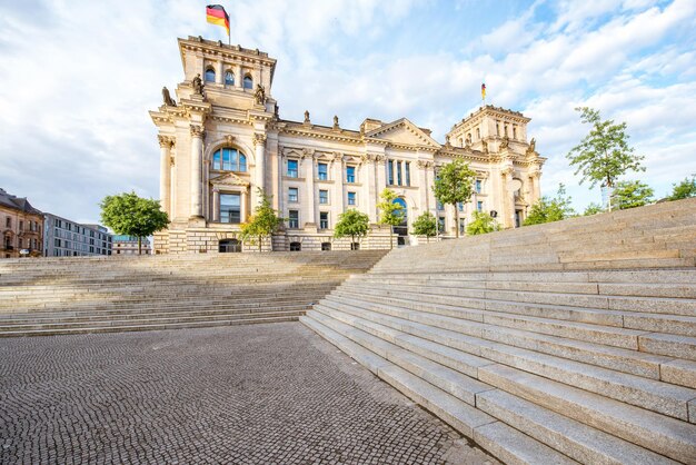 Foto vista matinal do famoso edifício do reichstag na cidade de berlim