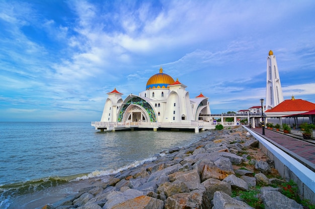 Vista matinal na mesquita do estreito de malaca (masjid selat melaka), é uma mesquita localizada na ilha de malaca, construída pelo homem, perto da cidade de malaca, na malásia