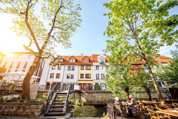 Vista matinal sobre o canal de água e belos edifícios antigos na cidade de Erfurt, Alemanha