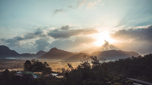 Vista matutina del paisaje montañoso con niebla en el cielo y fondo de nubes en la provincia de Phatthalung al sur de Tailandia