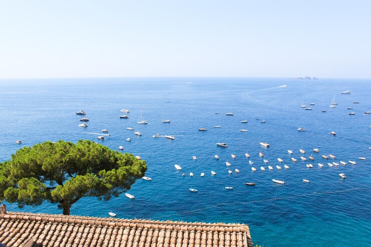 Vista matutina del paisaje urbano de Amalfi en la costa del mar Mediterráneo, Italia