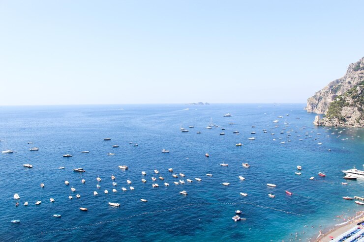 Vista matutina del paisaje urbano de Positano en la costa del mar Mediterráneo, Italia