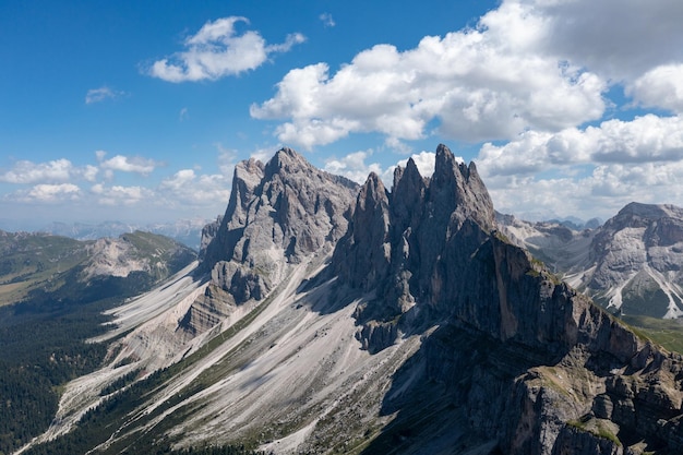 Vista matutina del valle de Gardena en las montañas Dolomitas Ubicación Parque Nacional PuezGeisler Pico Seceda Italia Europa El grupo Odle es el punto de referencia de Val di Funes