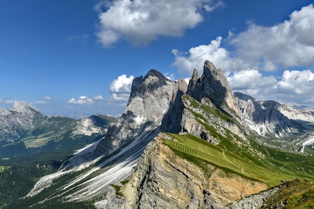 Vista matutina del valle de Gardena en las montañas Dolomitas Ubicación Parque Nacional PuezGeisler Pico Seceda Italia Europa El grupo Odle es el punto de referencia de Val di Funes