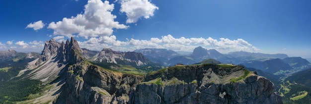 Vista matutina del valle de Gardena en las montañas Dolomitas Ubicación Parque Nacional PuezGeisler