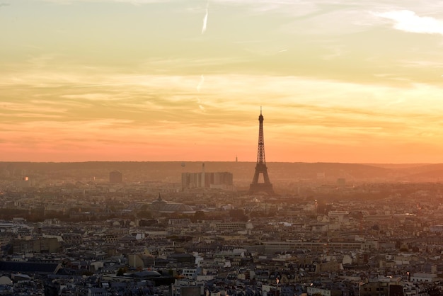 Vista a media distancia de la silueta de la Torre Eiffel contra el cielo durante la puesta de sol