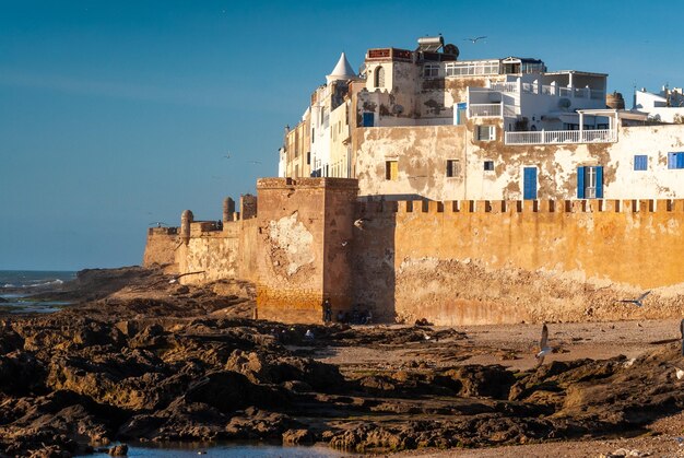 Foto una vista de la medina de essaouira y sus murallas frente al mar