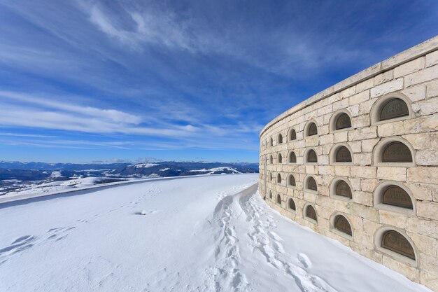 Una vista desde el memorial de la primera guerra mundial "Monte grappa". Panorama de invierno italiano