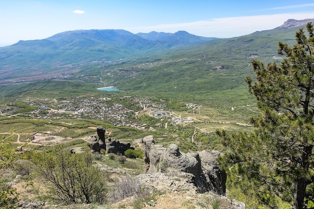 Vista de la meseta de ChatyrDag desde la cima de la cordillera de Demerdzhi en Crimea Rusia