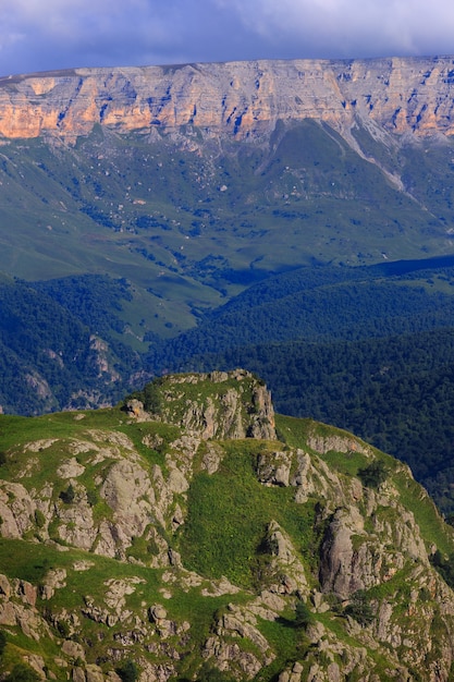 Vista de la meseta de la montaña en las nubes en el verano en el norte del Cáucaso en Rusia