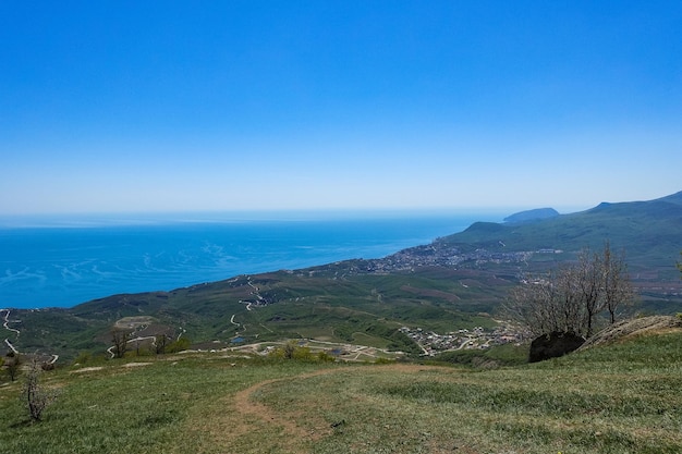 Vista de la meseta de las montañas de Crimea y el Mar Negro desde lo alto de Demerdzhi Rusia