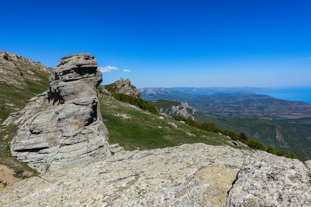 Vista de la meseta de las montañas de Crimea y el Mar Negro desde lo alto de Demerdzhi Rusia