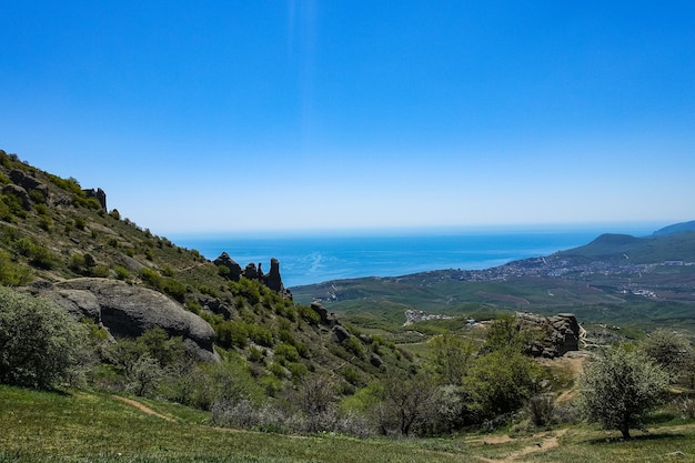 Vista de la meseta de las montañas de Crimea y el Mar Negro desde lo alto de Demerdzhi Rusia