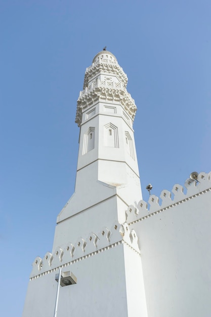 Vista de la mezquita en bajo ángulo contra un cielo despejado