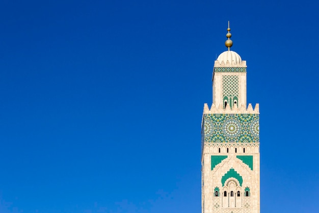 Foto vista de la mezquita contra el cielo azul claro