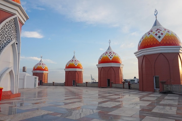 Vista de la mezquita de la cúpula 99 Makassar Indonesia