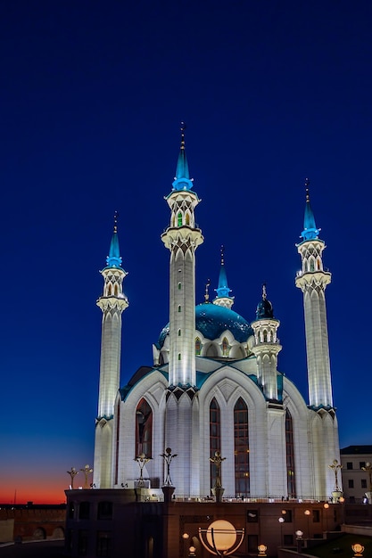 Vista de la mezquita Kul Sharif en Kazan al amanecer.