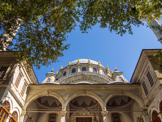 Vista de la Mezquita Nusretiye en Estambul