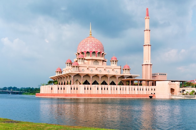 vista de la mezquita de Putra con el lago Putrajaya