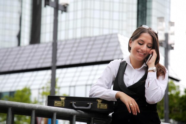 Vista de mirada segura moderna de mujer de negocios profesional