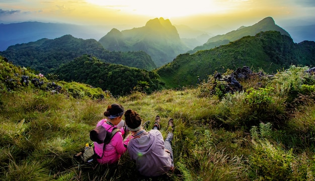 Vista del mirador y turistas de Doi Luang Chiang Dao, Chiang Mai, Tailandia