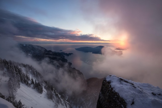 Vista mirando hacia el acantilado desde la montaña con vistas a Howe Sound