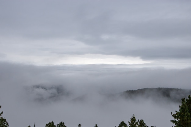 Vista mística de las nubes en las montañas