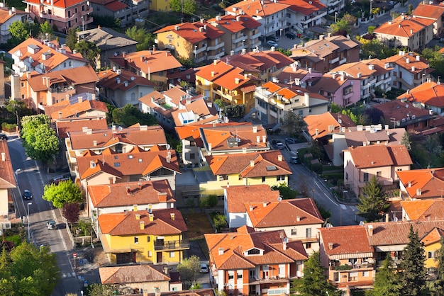 Vista moderna de los distritos suburbanos de San Marino desde arriba