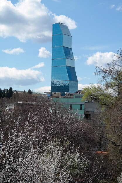 Foto vista de un moderno rascacielos de vidrio en tbilisi, georgia