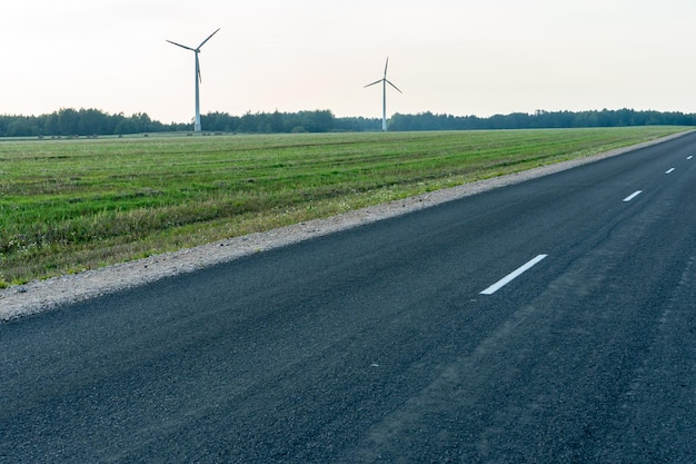 Vista del molino de viento contra el cielo azul Turbinas de viento en el campo o a lo largo de las carreteras Fuente de energía renovable Uso de los recursos naturales en beneficio de la humanidad