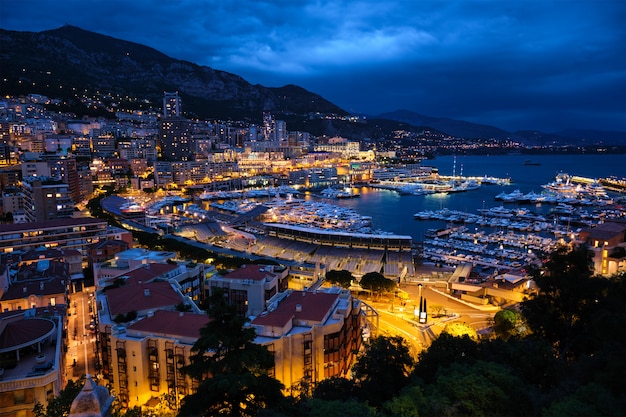 Vista de Mónaco en la noche